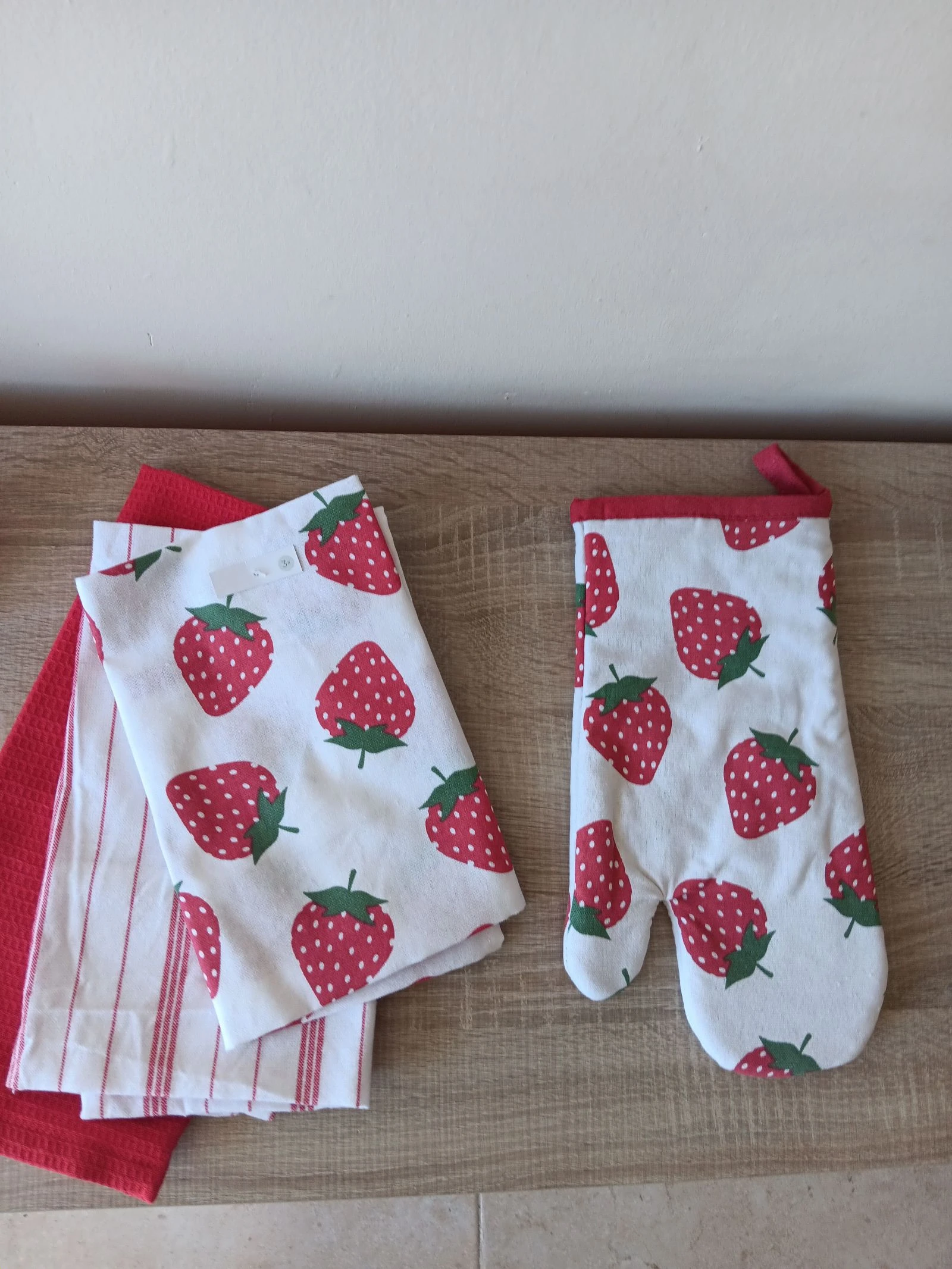 Servilletas fresas nuevas 3 servilletas y guante nuevo para cocina
